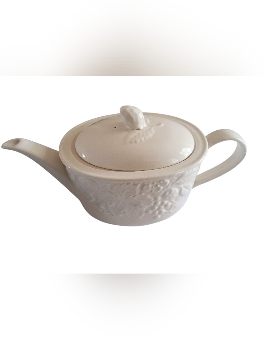 VTG Mikasa English Countryside White Ceramic Teapot Embossed Grapevine/Fruit